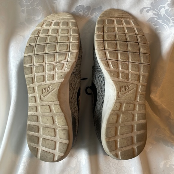 Nike grey Flyknit lace up fabric running lightweight reinforced toe Sz 9.5 - Picture 7 of 9